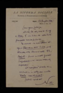 Nella cartolina, Francesco Saverio Nitti apprezza la veste grafica del volume e dà indicazioni di altri destinatari cui inviare copie per le recensioni sui giornali. Informa che sta per inviare altri contratti per la "Biblioteca".