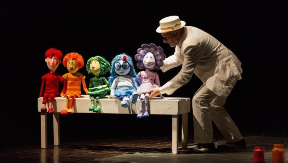 Lo scatto fotografico è rappresentativo della raffinata maestria e sapiente esperienza della Compagnia Granteatrino nell’affascinante mondo del teatro popolare dei burattini. La stagione teatrale settembre-dicembre 2022 della Casa di Pulcinella, diretta da Paolo Comentale, è stata intitolata “Gocciagoccia ci si innamora del teatro” e ha portato in scena numerose produzioni della Compagnia.
Il 19 e 20 novembre 2022 è stato rappresentato lo spettacolo “Celeste, la fiaba dei colori”, in cui i colori dell’arcobaleno parlano ai bambini di temi importanti quali diversità, inclusione, integrazione. Il narratore è un “nonno” che racconta la storia di Celeste, una bambina che riuscirà a farsi accettare dai suoi compagni solo dopo aver dimostrato le sue capacità e i suoi valori. ...