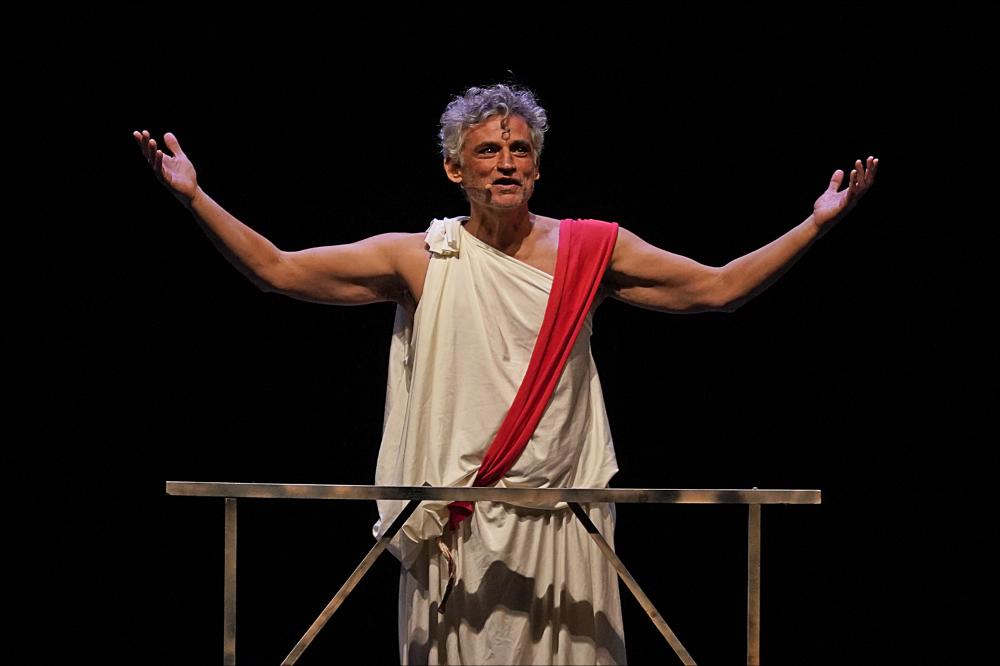 <div>Lo scatto documenta un momento dello spettacolo “Itaca Per Sempre” tratto dal libro di Luigi Malerba e diretto da Alessandra Pizzi, con Enrico Lo Verso e Alessia D’Anna, Mirko Lodedo al pianoforte. Lo spettacolo, andato in scena l’8 novembre 2024 presso il Teatro Sebastiano Arturo Luciani ad Acquaviva delle Fonti (Ba), offre un’originale rilettura del Mito di Ulisse e di Penelope. I due interpreti raccontano il viaggio di ritorno di Ulisse nella sua patria, ribaltando la storia dei due coniugi, umanizzandone il mito. Ulisse è un uomo stanco, condannato a non essere riconosciuto. Penelope, offesa dal gioco di finzione e menzogne da lui instaurato, finge di non riconoscere l’identità del marito. Sta qui il dramma di Penel...