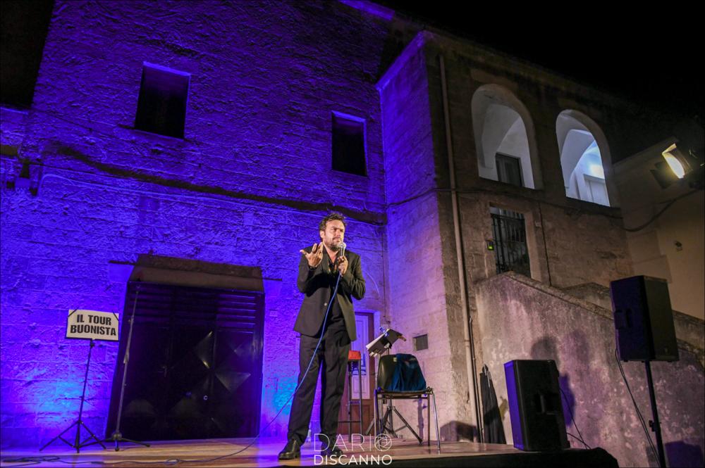 <div>Lo scatto ritrae un momento dello spettacolo teatrale “Il Tour Buonista” di e con Massimiliano Loizzi, andato in scena il 23 agosto 2024 in Piazza Castello a San Pancrazio Salentino, in occasione del BPA Festival V Edizione 2024 - Summer Edition.</div><div>Lo spettacolo è un monologo di satira tagliente che affronta temi come razzismo, omofobia e disparità di genere. Autore e interprete, Loizzi — comico e volto de <em>Il Terzo Segreto di Satira</em> — costruisce un comedy show di “propaganda satirica” che, attraverso il politicamente scorretto, prova a dimostrare che un altro mondo è ancora possibile.</div><div><em>Il Tour Buonista</em> è un mosaico di storie che raccontano l’orrore della quotidianit...