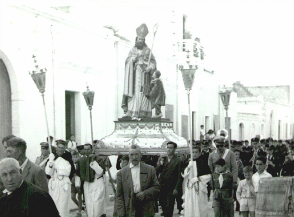 <div class="ql-editor"><div>L'immagine storica ricorda un momento della Processione della statua di San Biagio per le vie di Carosino (TA).</div><div>La Festa Patronale di San Biagio, celebrata annualmente l’11 e il 12 ottobre, costituisce un articolato insieme di pratiche religiose e manifestazioni comunitarie dedicate al santo patrono. Le celebrazioni ruotano attorno ai solenni riti liturgici e alla tradizionale processione con la statua del santo lungo le principali vie del paese, affiancati da iniziative civili come concerti bandistici, luminarie, mercatini e momenti di aggregazione pubblica. In queste giornate l’intero centro abitato viene coinvolto, trasformandosi in uno spazio rituale condiviso dalla comunità.</div><div>Le origini del culto di Sa...