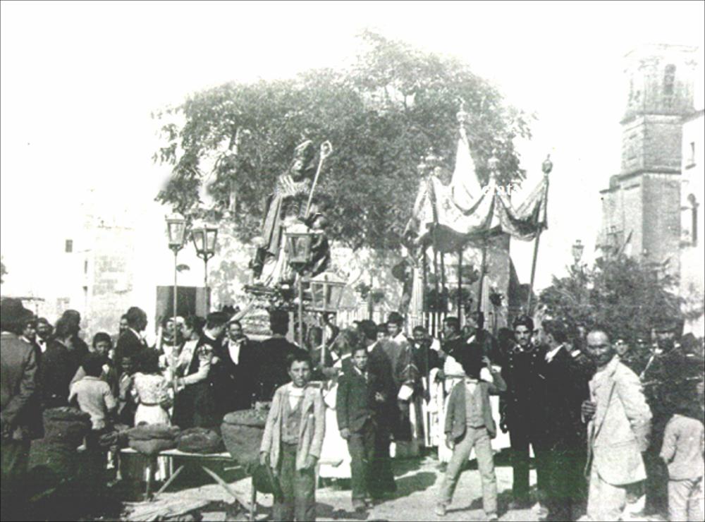 <div class="ql-editor"><div>L'immagine storica ricorda un momento della Processione di San Biagio nella piazza Vittorio Emanuele a Carosino (TA).</div><div>La Festa Patronale di San Biagio, celebrata annualmente l’11 e il 12 ottobre, costituisce un articolato insieme di pratiche religiose e manifestazioni comunitarie dedicate al santo patrono. Le celebrazioni ruotano attorno ai solenni riti liturgici e alla tradizionale processione con la statua del santo lungo le principali vie del paese, affiancati da iniziative civili come concerti bandistici, luminarie, mercatini e momenti di aggregazione pubblica. In queste giornate l’intero centro abitato viene coinvolto, trasformandosi in uno spazio rituale condiviso dalla comunità.</div><div>Le origini del culto...