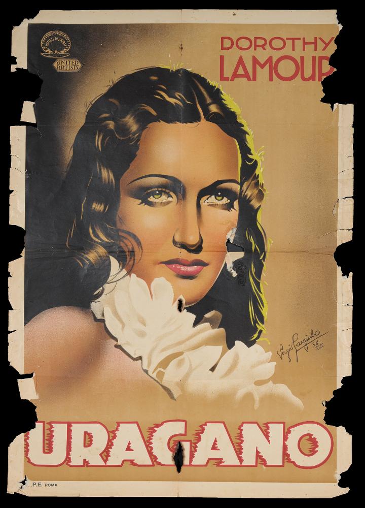 L'immagine riproduce una delle locandine conservate presso la Mediateca Regionale Pugliese (vedi Note). Si tratta di una delle versioni della locandina per il film "Uragano", a firma di Gargiulo (Gargiulo Sergio). Nonostante sia notevolmente danneggiato, si può notare ancora integro il disegno e l'impianto compositivo, tutto basato sulla figura che ritrae la bella attrice Dorothy Lamour. Una scelta stilistica decisa e insolita che penalizza il racconto del film (l'ambientazione esotica si percepisce solo dalla collana di fiori al collo della donna) a tutto vantaggio dell'esaltazione della bellezza femminile. Con questo impianto narrativo realizzato alla fine degli anni '30, Gargiulo si pone tra il primo e secondo stile della cosiddetta pittura di cinema: linee nette, mo...