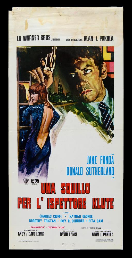 
“Una squillo per l'ispettore Klute” (titolo originale “Klute”) è un film del 1971 diretto da Alan J. Pakula, sceneggiato da Andy Lewis e David E. Lewis e interpretato da Jane Fonda e Donald Sutherland.
È il primo film della cosiddetta "trilogia della paranoia" del regista statunitense, che proseguirà con “Perché un assassinio” del 1974 e “Tutti gli uomini del presidente” del 1976.
La locandina cinematografica è opera del celebre pittore di cinema Rodolfo Gasparri. Nato nel 1938 a Castelfidardo si trasferì a Roma giovanissimo per realizzare il suo sogno: fare il pittore figurativo per il cinema. Dopo una dura gavetta come illustratore di libri gialli per prestigiose case editrici, è entrato nella memoria collettiva con sagomati che hanno fatto la storia del cinema. Gasp...