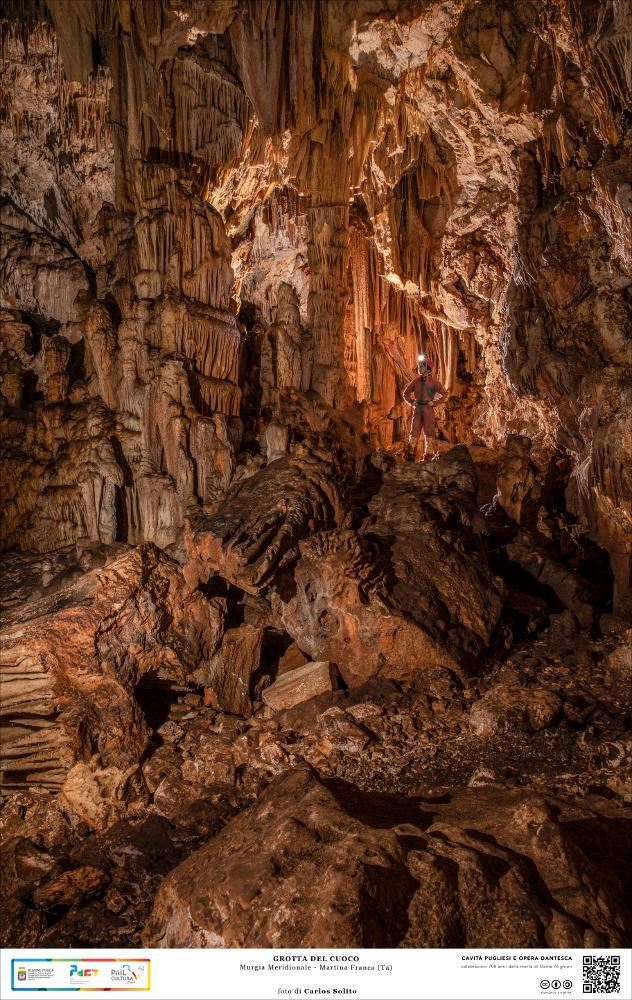 La Grotta del Cuoco, nei sotterranei di Martina Franca: qui la tenera roccia carsica è stata plasmata come fosse un preziosissimo ricamo. Le innumerevoli stalattiti sospese come sottili vele dimenticate dal vento, le stalagmiti modellate a foggia di possenti colonnati scanalati ci catapultano in un paesaggio surreale, pieno di angusti cunicoli e nascondigli dove è facile smarrirsi ma ugualmente rimanerne piacevolmente incantati.
L’immagine digitale fa parte della raccolta di fotografie prodotte da Carlos Solito per il Progetto digitale “Sillabario sotterraneo – Viaggio dantesco nelle Grotte di Puglia” – realizzato nell’ambito della LEGGE REGIONALE 30 dicembre 2020, n. 35 - art. 39 “Cavità pugliesi e opera dantesca - Celebrazioni 700 anni dalla morte di Dante Alighieri”....