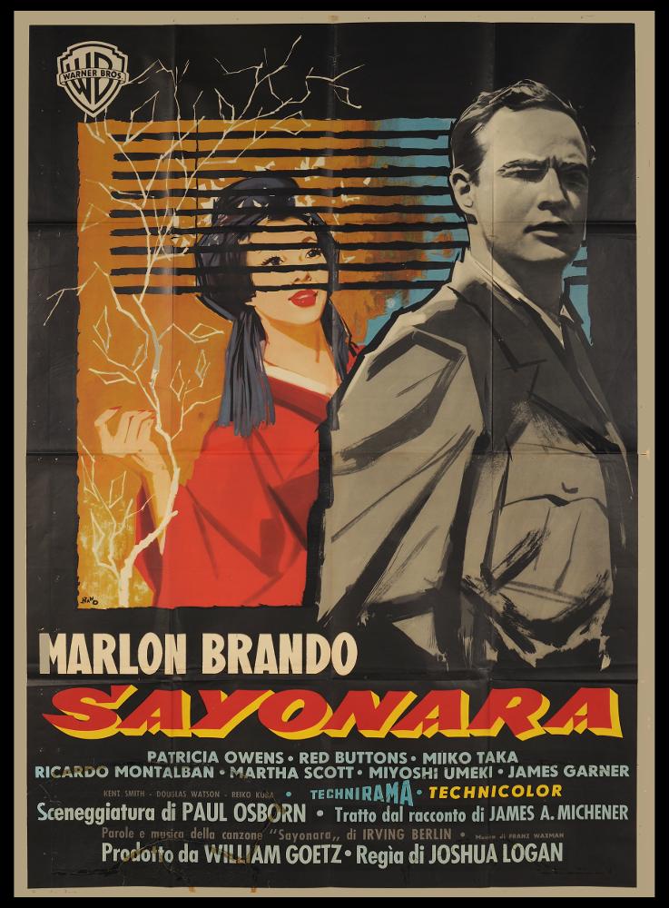 L'immagine riproduce uno dei manifesti conservati presso la Mediateca Regionale Pugliese (vedi Note). Si tratta di una delle versioni grafiche del manifesto del film “Sayonara”, a firma di Nano, nome d'arte di Silvano Campeggi, come si evince dalla firma sulla sinistra. Illustratore e pittore di fama mondiale, allievo di Luigi Martinati, fu autore di alcuni tra i più bei manifesti del cinema italiano come 'Via col vento', 'Un americano a Parigi' e 'Colazione da Tiffany'. Il suo linguaggio stilistico si basa sulla sintesi di forme e linee, prediligendo campiture di colore ampie e nette per definire movimenti e figure dai volumi compatti. Usa disegni apparentemente semplici ma di grande raffinatezza stilistica, toni di colore monocromatici per composizioni eleganti, gioio...