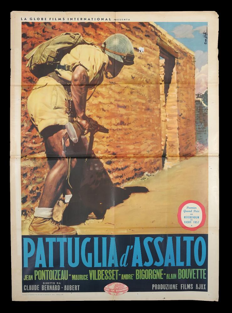 L'immagine riproduce uno dei manifesti conservati presso la Mediateca Regionale Pugliese (vedi Note). Si tratta del manifesto del film "Pattuglia d'assalto", a firma di Enzo Nistri. Pittore romano che realizzò migliaia di manifesti per il cinema, Nistri si contraddistinse per un linguaggio maturo, uno stile semplice ed elegante che "si presta a raccontare ogni storia" (Baroni, 2018). Molti suoi lavori infatti si riconoscono per il tratto raffinato, ma al tempo stesso dalla forte intensità costruttiva data anche da un sapiente uso dei colori netti e spesso contrastanti, che aiutano a ben definire le figure e le scene descritte. In "Pattuglia d'assalto", nelle due versioni qui conservate, troviamo proprio tutti questi elementi: la figura e tutta la scena, inoltre, rendono...