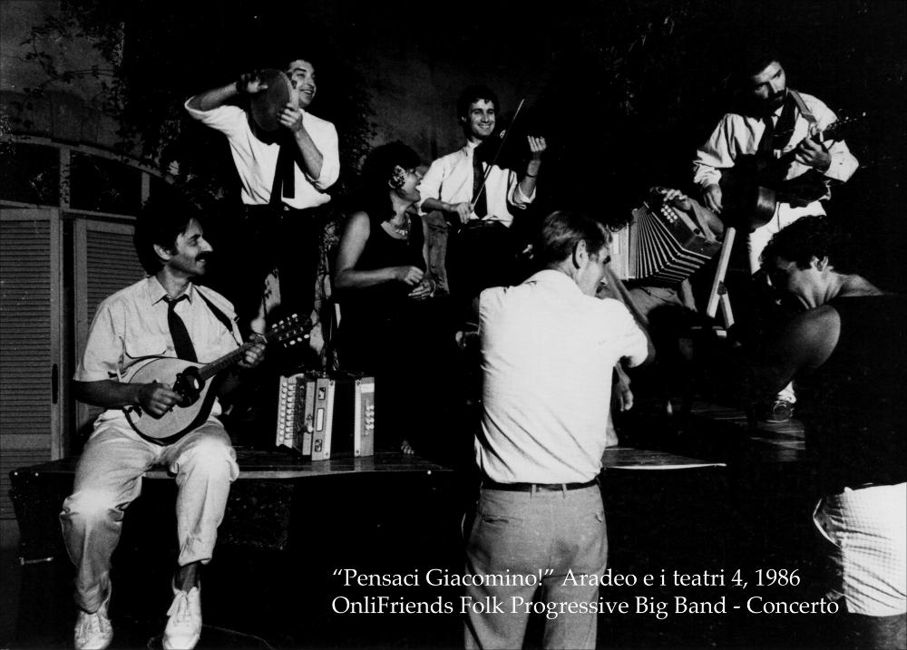 L'immagine digitale cattura uno dei momenti della performance musicale “Concerto”, messa in scena nel 1986 nell'ambito della rassegna “Aradeo e i Teatri” inaugurata in quell'anno con il titolo “Pensaci Giacomino! Omaggio a Pirandello” per il cinquantenario della morte dello scrittore. La rassegna divenne un vero e proprio appuntamento con il teatro sperimentale che la compagnia nata nel 1983 nel piccolo borgo salentino di Aradeo portò avanti sin dall'anno della sua fondazione. Lo spettacolo si tenne in Piazza Indipendenza dal gruppo romano OnliFriends Folk Progressive Big Band, nato nel 1984 dall'unione di musicisti non professionisti provenienti da esperienze musicali e teatrali differenti tra loro ma accomunati dalla partecipazione alle attività di ricerca della scuol...