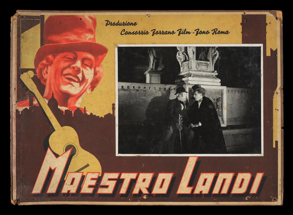 L'immagine riproduce uno dei manifesti conservati presso la Mediateca Regionale Pugliese (vedi Note). Si tratta del soggetto della fotobusta del film "Maestro Landi". La produzione italiana di fotobuste negli anni '30 e '40 comprendeva anche quelle realizzate su supporti cartonati di dimensioni particolari, spesso 24x34 cm o più genericamente di cm 49x34 circa. Come vediamo da questo esempio, le fotobuste di questo tipo su cartone (che venivano chiamate di tipo "anteguerra") presentano una fotografia di scena in bianco e nero incollata, che racconta il film. Intorno, nello spazio rimanente, con un'illustrazione autonoma, venivano indicate dal grafico le informazioni principali del film (titolo, generalmente anche regista e attori). In questo caso, è presente una bella i...