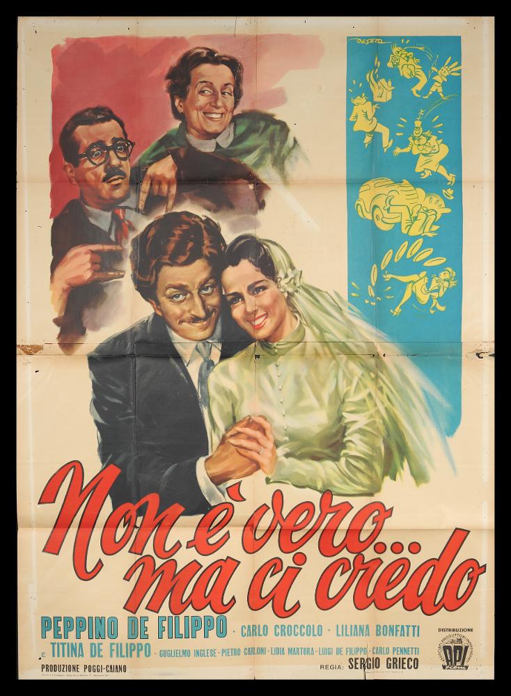 L'immagine riproduce uno dei manifesti conservati presso la Mediateca Regionale Pugliese (vedi Note). Si tratta di una delle versioni del manifesto del film "Non è vero...ma ci credo", a firma di Deseta (Enrico De Seta), disegnatore e pittore italiano, noto come fumettista per giornali satirico-umoristici e periodici per ragazzi e soprattutto per la sua produzione di illustrazioni cinematografiche. La composizione ruota attorno ai protagonisti del film, rappresentati con tinte squillanti, pennellate molto fluide, per una narrazione che esalta la commedia divertente di De Filippo. La vena umoristica di Deseta si rivela nei ritratti dei personaggi, dei quali esalta la comicità e dalle figurine illustrate nella banda sulla destra, che arricchiscono di dettagli la grafica e...