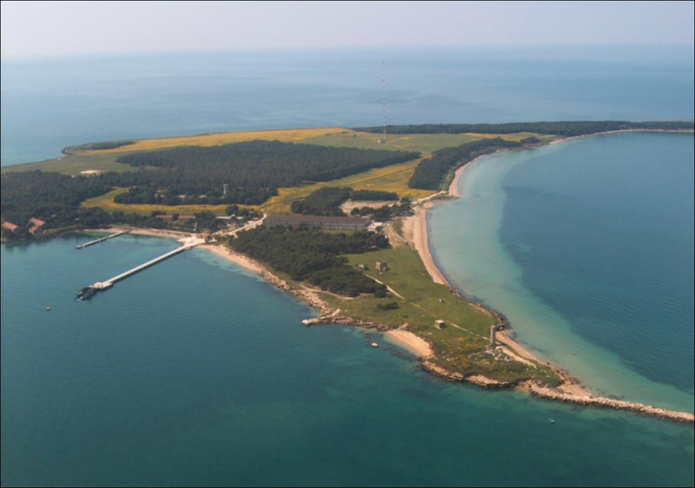 Il comune di Taranto è compreso nell'unità costiera che va da Lido Checca (al confine tra Taranto e Pulsano) a Lido Azzurro (al confine tra Taranto e Massafra), caratterizzata da un tratto costiero basso, prevalentemente roccioso e frastagliato, con piccole insenature variamente profonde che proteggono spiagge sabbiose. La città si sviluppa lungo un tratto di costa che presenta i caratteri di una falesia molto antropizzata, intorno alla quale si elevano concentricamente i versanti terrazzati delle Murge. Tratti sabbiosi sono presenti solo localmente intorno al Mar Grande e la Mar Piccolo, le due grandi baie intorno a cui si sviluppa la città. I due imponenti bacini, frutto di abbassamenti della costa che hanno consentito la penetrazione delle acque di mare, sono separat...
