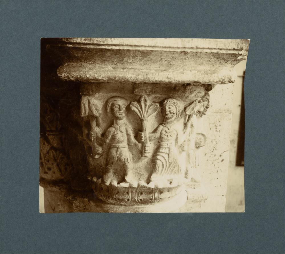 <div class="ql-editor"><div>Documentazione fotografica di un capitello, risalente al XIII secolo, appartenente alle colonne della Cattedrale di Ruvo di Puglia.</div><div>La raccolta fotografica di Giuseppe Ceci (1863-1938), studioso delle arti figurative dell’Italia meridionale e tra i promotori delle Società di Storia Patria di Napoli e della Puglia, si inserisce nel vivace clima culturale dell’Italia postunitaria, caratterizzato dal progressivo consolidarsi di una «coscienza nazionale» alimentata anche dal confronto e dal dialogo con le realtà storiche e culturali locali.</div><div>Oggi la Biblioteca Comunale di Andria conserva oltre settecento fotografie dedicate alla Puglia medievale, a Napoli e al patrimonio storico-artistico dell...