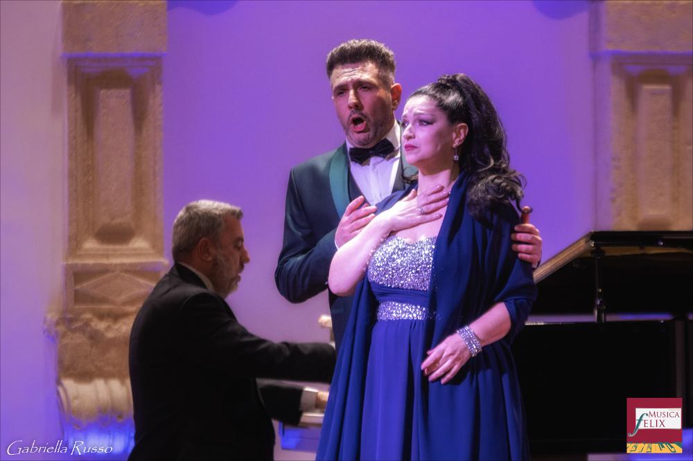 <div>L’immagine è tratta dallo spettacolo ‘Tosca – Il ricatto sessuale’, andato in scena il 4 maggio 2024 presso l’Auditorium Santa Chiara di Foggia, in occasione della IX Edizione di Musica Felix, la rassegna organizzata della Fondazione Apulia Felix Onlus, con la preziosa direzione artistica del musicista Dino De Palma, con otto spettacoli in cartellone dal 22 gennaio al 25 maggio 2024. La voce narrante di Gianna Fratta ha guidato il pubblico in un percorso dentro una delle opere più complesse di Puccini, mettendo in luce la drammatica attualità del capolavoro pucciniano, centrato su abuso di potere, ricatto sessuale, violenza sulle donne e autodeterminazione. Gianna Fratta, musicista e direttrice d’orchestra di fama ...