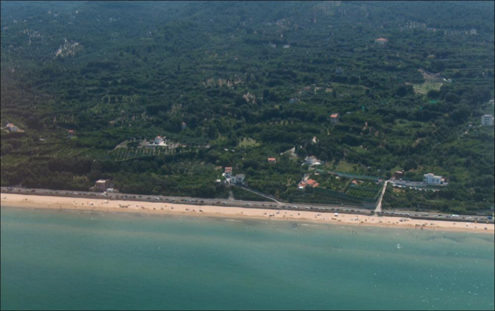 Il comune di Rodi Garganico, rientra nell'ambito paesaggistico del Gargano. Il promontorio del Gargano, con la sua piattaforma alquanto ripida e con le coste alte e rocciose a falesia, rappresenta un'area di discontinuità tra le due pianure alluvionali di Lesina e Varano e del Tavoliere. La costa è caratterizzata da una serie continua di punte o promontori con ripe frastagliate e scoscese che si alternano a baie con spiagge. Queste ultime consistono per lo più in lingue sabbiose strette, spesso limitate a monte da falesie ripide ed elevate, che si ergono a strapiombo sulle insenature variamente estese e rientranti. L'abitato di Rodi, sorto su un piccolo promontorio e con il porticciolo in basso, rientra fra gli antichi centri arroccati lungo la costa garganica. Il tratt...