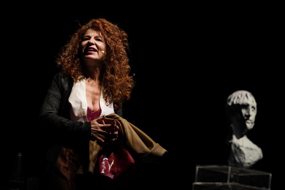 <div>Lo scatto ritrae un momento dello spettacolo teatrale “Quale droga fa per me?” con Stella Addario, per la regia di Marinella Anaclerio e sceneggiatura di Kai Hensel, andato in scena nella serata del 25 gennaio 2024 presso il Teatro AncheCinema di Bari.</div><div>Uno spettacolo–conferenza sul diritto alla ricerca della felicità, sull’informazione e sulla libertà di scelta. Protagonista è una casalinga ingenua e insoddisfatta che, grazie a un incontro casuale, scopre il mondo delle droghe e lo esplora con curiosità e rigore, trasformando l’esperienza in una riflessione lucida e provocatoria.</div><div>Tra dati scientifici, confessioni personali e gli aforismi di Seneca, il racconto intreccia vita privata e pensiero fi...