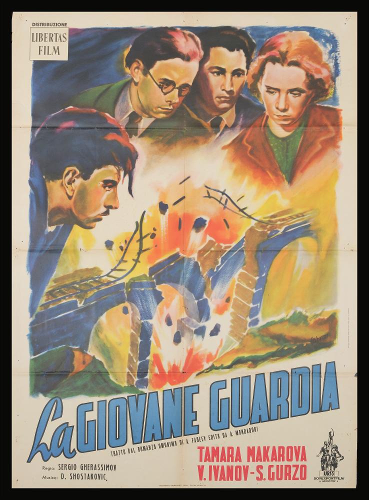 L'immagine riproduce uno dei manifesti conservati presso la Mediateca Regionale Pugliese (vedi Note). Si tratta di uno dei manifesti del film “La giovane guardia” del 1948 per la regia di Sergej Gerasimov a firma dell'illustratore Fabrizi. La composizione risulta essere molto pittorica, quattro i personaggi rappresentati in alto, caratterizzati da sguardi seri e concentrati nella visione dell’incidente sul ponte. I colori e le pennellate utilizzate sono sfumate e larghe....
