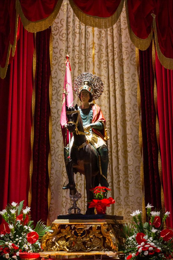 <div class="ql-editor">In questo scatto fotografico è protagonista l’imponente Statua Sacra di San Niceta, Patrono della città di Melendugno.
La Festa Patronale di San Niceta Goto Martire, istituita nel 1740, si celebra nei giorni 15 e 16 Settembre a Melendugno in provincia di Lecce. Il rito religioso parte nove giorni prima della Festa, con delle celebrazioni eucaristiche presso la chiesa Madre e in forma esclusiva viene celebrata la santa messa in rito bizantino presso l’Abbazia di San Niceta situata in Melendugno sin dal 1167, riconosciuta appunto come uno dei più importanti riferimenti storici del territorio.
Il giorno della vigilia della Festa, come da tradizione pluricentenaria, al termine della Santa Messa, i fedeli accompagnati...