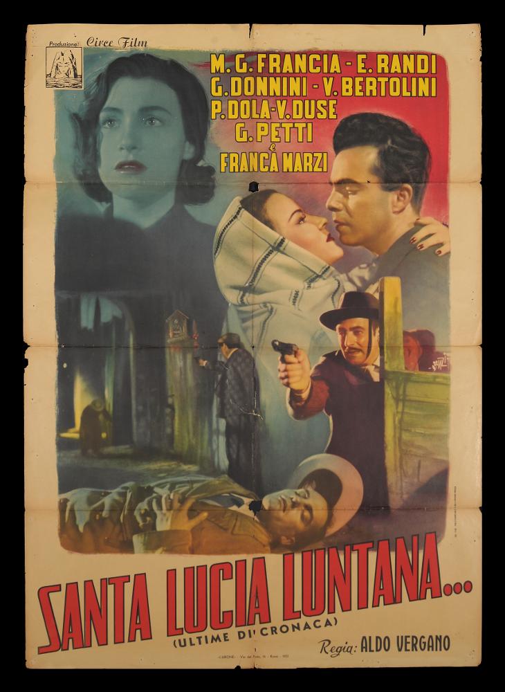 L'immagine riproduce uno dei manifesti conservati presso la Mediateca Regionale Pugliese (vedi Note). Si tratta di una delle versioni grafiche del manifesto del film "Santa Lucia luntana" del 1951 per la regia di Aldo Vergano, titolo che riprende una canzone napoletana del 1919 scritta da E. A. Mario (pseudonimo di Giovanni Ermete Gaeta) dedicata ai tantissimi emigranti partenopei. L’illustratore del manifesto è Franco Fiorenzi, come si evince dalla firma al centro a destra rappresentata simbolicamente da un fiore che precede le ultime tre lettere del cognome e che ne contraddistingue immediatamente la paternità. Emerge la sua tipica organizzazione dello spazio compositivo costruito su sovrapposizioni di immagini, riprese dalle foto di scena, a cui aggiunge elementi pit...