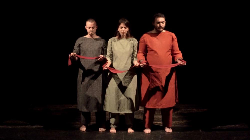 Il programma teatrale di Diaghilev spazia anche sui testi classici. Lo scatto rappresenta un momento dello spettacolo della “Medea, Desìr” di Fabio Tolledi, che mette insieme importanti e dense scritture sul tema di Christa Wolf, di Adriana Cavarero, di Hanna Arendt e di Judith Butler. Le tematiche di questo intenso lavoro teatrale, realizzato in collaborazione con la Compagnia Eufonia Astragali Teatro, si rincorrono tra l’amore, la gelosia, la passione, il rancore, il desiderio all’interno di un banchetto nuziale, definito come "Sarcasmo di ogni festa", dove il desiderio si sfibra dinnanzi alla sete di potere. 
Questo spettacolo fa parte della rassegna “Racconti d'autunno 2021” ed in programmazione dal 18 al 19 ottobre 2021....
