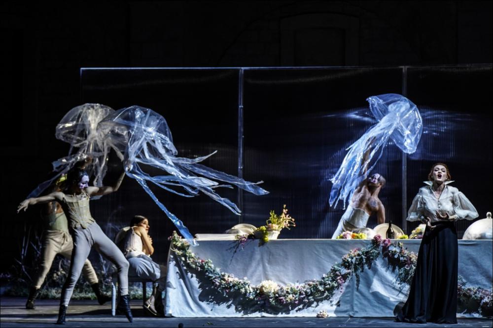 Nella foto una scena tratta da L’Angelica, splendida produzione rappresentata al Palazzo Ducale di Martina Franca il 30 luglio e 3 agosto 2021 in occasione della 47ª edizione del Festival della Valle d’Itria.
L’Angelica, una serenata di Nicola Porpora del 1720, composta sul primo libretto firmato da Pietro Metastasio, è tratta dalle gesta eroiche narrate nell’Orlando furioso di Ludovico Ariosto.
Si tratta della prima opera da regista per Gianluca Falaschi, costumista che ha creato abiti di scena per i teatri più importanti del mondo.
Il direttore Federico Maria Sardelli ha guidato l’orchestra La Lira di Orfeo assieme a un cast prestigioso che ha visto nel ruolo di Orlando il mezzosoprano Teresa Iervolino e in quel...