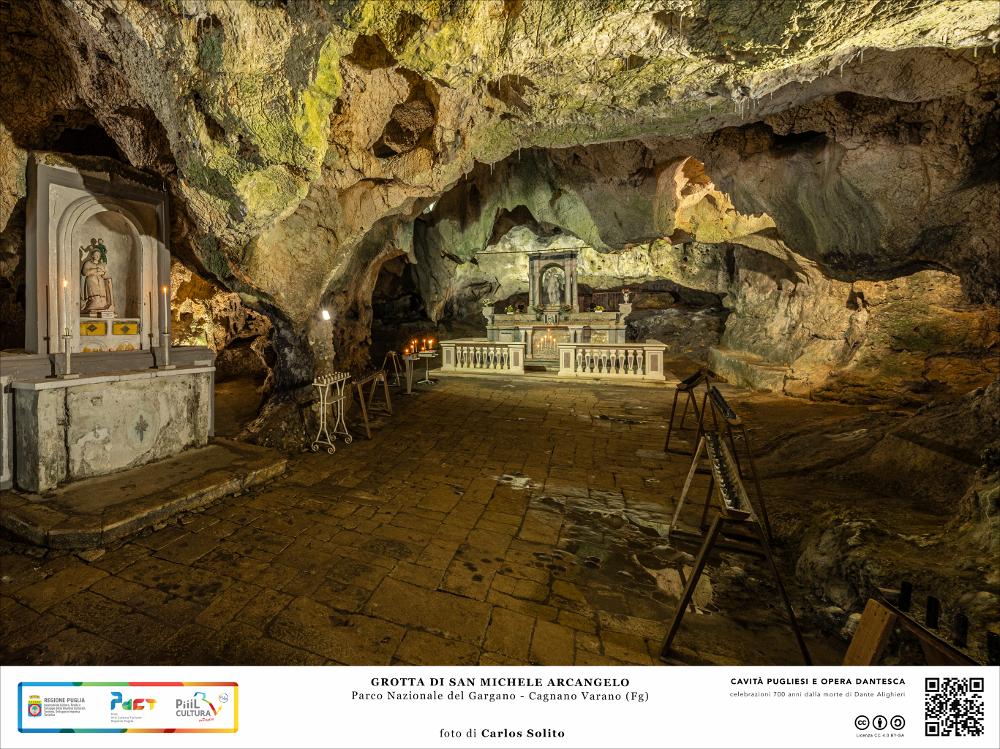 Anche se meno conosciuta di quella di Monte Sant'Angelo, questa cavità viene quotidianamente frequentata dai fedeli del posto, alla ricerca di un senso di pace e serenità. La grotta è stata allestita con un altare dedicato a San Michele situato in fondo alla cavità e sormontato da un’urna con quattro colonne marmoree che custodisce una copia della statua di San Michele Arcangelo presente nel santuario di Monte Sant’Angelo.
L’immagine digitale fa parte della raccolta di fotografie prodotte da Carlos Solito per il Progetto digitale “Sillabario sotterraneo – Viaggio dantesco nelle Grotte di Puglia” – realizzato nell’ambito della LEGGE REGIONALE 30 dicembre 2020 - art. 39 “Cavità pugliesi e opera dantesca - Celebrazioni 700 anni dalla morte di Dante Alighieri”.