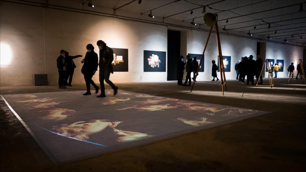 Nel 2021 è stato inaugurato lo spazio Think Tank (ex deposito carburanti) di Monopoli, in collaborazione con la Fondazione Pino Pascali, il Comune di Monopoli e il Teatro Pubblico Pugliese. In occasione di questa apertura, Think Tank ha ospitato la mostra “Meditazioni Mediterraneo” di Studio Azzurro (15 ottobre 2021 - 16 gennaio 2022).
La mostra, spiega Studio Azzurro, “è il risultato di un viaggio compiuto all’interno di un’area geografica di cui riconosciamo una particolare sensibilità che trae origine dallo straordinario e tormentato fascino del suo territorio, ma anche dalla antica ricchezza delle sue culture e dalla mescolanza di razze, religioni, costumi rappresentate nei popoli che abbracciano questo specchio di mare”.
Studio azzurro propone la sua visione di Med...