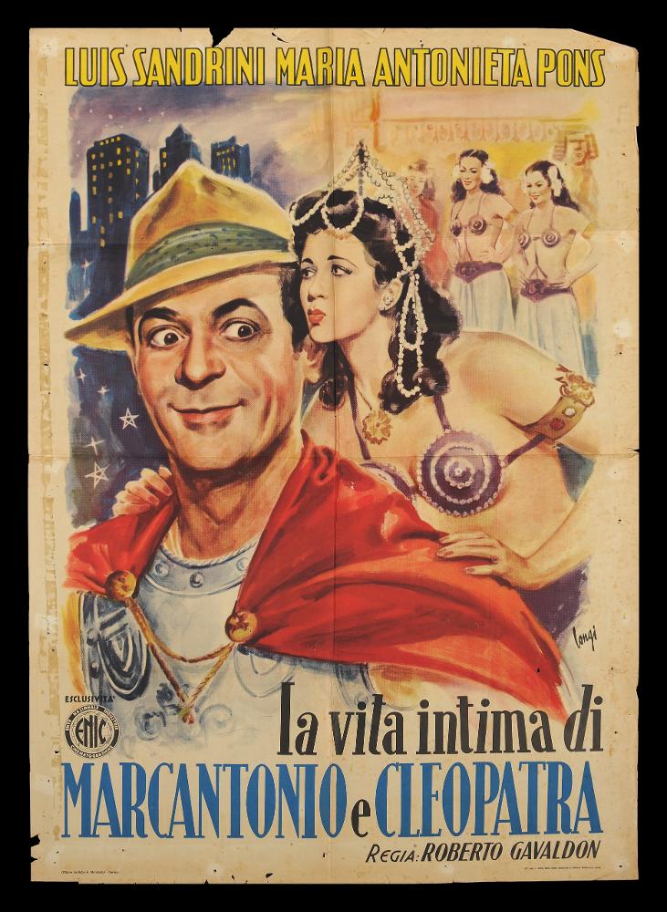 L'immagine riproduce uno dei manifesti conservati presso la Mediateca Regionale Pugliese (vedi Note). Si tratta di uno dei manifesti del film “La vita intima di Marcoantonio e Cleopatra” del 1947 per la regia di Roberto Gavaldón. La firma che si legge è dell’illustratore Longi (Carloantonio Longi), sicuramente tra i cartellonisti più produttivi del Novecento. Illustratore e pittore versatile Longi ha sperimentato nella sua carriera diversi stili, dallo sfumato più classico degli anni Trenta, fino agli stili più contemporanei e lineari. Qui l’artista riporta per immagini il mondo fantastico e la situazione surreale narrata nel film, ci troviamo infatti quasi in un mondo onirico, in un vero e proprio sogno. Sulla sinistra i grattacieli della città e le sue luci, sulla sin...