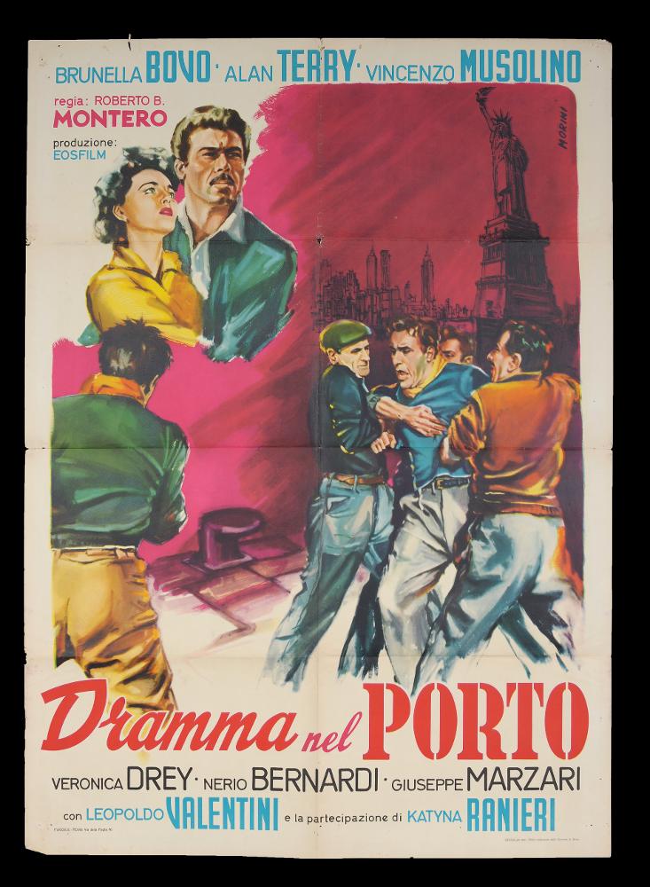L'immagine riproduce uno dei manifesti conservati presso la Mediateca Regionale Pugliese (vedi Note). Si tratta di una delle versioni grafiche del manifesto di "Dramma nel porto", film italiano di genere musicale anni '50. L'illustratore Morini firma questa composizione, molto descrittiva, con più momenti narrativi che occupano lo spazio. Lo sfondo, di un bel colore scarlatto tanto amato anche da pittori di cinema più celebri come ad esempio Cesselon, è animato da dettagli urbani che richiamano New York, ma che simboleggiano più in generale l'America, terra di accoglienza. Bella, ricca e vivace la disposizione dei colori scelti e le figure, soprattutto i ritratti dei due attori Brunella Bovo e Vincenzo Musolino....