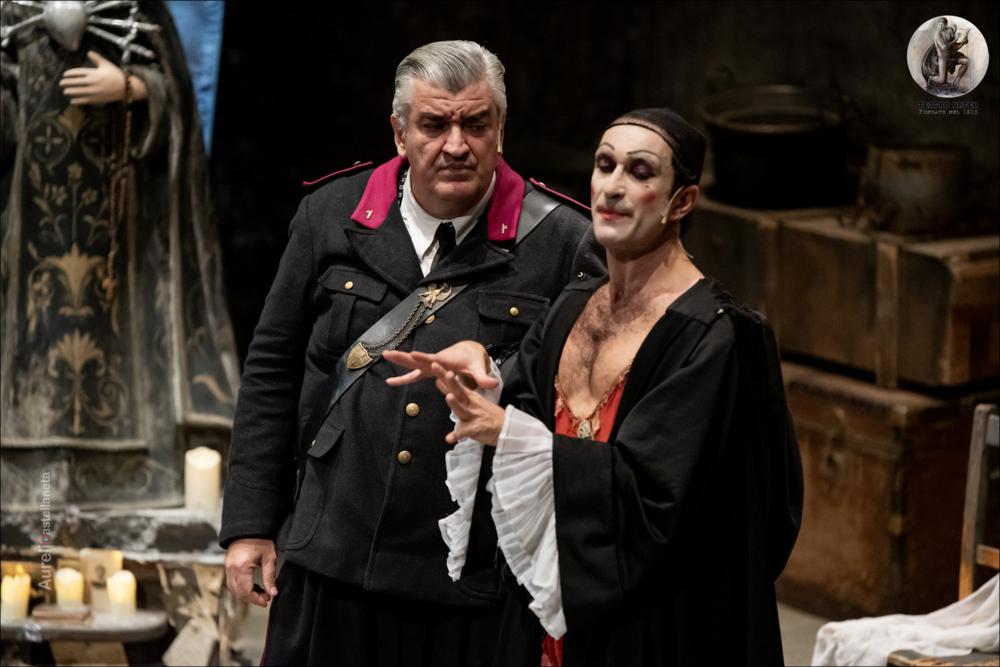 <div>Lo scatto immortala una scena tratta dallo spettacolo teatrale "Mettici la mano" con Antonio Milo, Adriano Falivene ed Elisabetta Mirra, andato in scena l'11 dicembre 2024 presso il Cinema Teatro Orfeo di Taranto.</div><div>Lo spettacolo rientra negli appuntamenti del “Teatro Orfeo 110 anni di storia” per il cartellone 2024/2025.</div><div>Nella primavera del 1943, durante un allarme aereo su Napoli, alcune persone si rifugiano in uno scantinato dove si trova una statua della Madonna salvata da una chiesa bombardata. Qui si incontrano Bambinella, un femminiello che vive di espedienti, e il brigadiere Maione, che ha appena arrestato Melina, una giovane cameriera accusata di aver ucciso nel sonno il marchese per cui lavorava.</div><div>L'opera ...