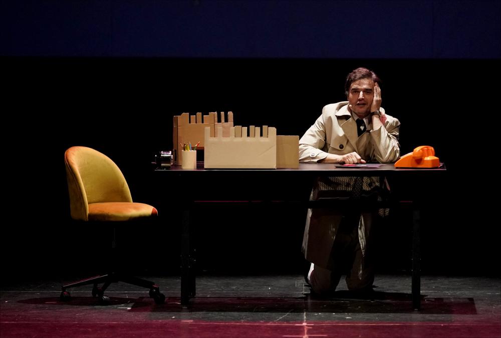 <div>Lo scatto documenta un momento dello spettacolo teatrale “Un amore”, con Paolo Briguglia, tratto dal romanzo di Dino Buzzati, per la regia di Alessandra Pizzi. Lo spettacolo è andato in scena il 25 febbraio 2024 presso il Teatro AncheCinema di Bari.</div><div>Un amore è l’unico romanzo “erotico” di Dino Buzzati e un’acuta indagine, ancora attuale, sulle inquietudini maschili e sull’amore ossessivo. Protagonista è Antonio Dorigo, uomo superficiale e narcisista che scambia il desiderio per sentimento, fino a perdere il controllo nel rapporto con Laide, giovane ballerina della Scala.</div><div>Buzzati racconta un legame morboso in cui l’ossessione si traveste da amore, alternando narrazione e flusso di cos...