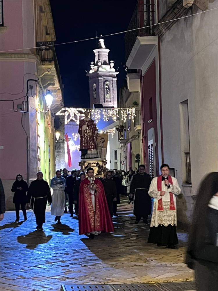 <div class="ql-editor"><div><span>Foto della </span><strong>processione di San Vincenzo di Saragozza</strong><span>, svoltasi a </span><strong>Miggiano il 22 gennaio 2025</strong><span> in occasione della festa patronale. Il simulacro del santo, portato a spalla dai confratelli, attraversa le vie del paese addobbate a festa, accompagnato dalla partecipazione dei fedeli e dalle note della banda cittadina. La processione rappresenta uno dei momenti più intensi della celebrazione, espressione della profonda devozione della comunità miggianese verso il proprio santo protettore.</span></div><div><br></div><div>La <strong>festa patronale di San Vincenzo di Saragozza</strong> si celebra a <strong>Miggiano il 22 gennaio</strong> ed è uno degli eventi più sen...