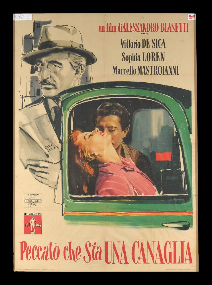 “Peccato che sia una canaglia” è un film del 1954 diretto da Alessandro Blasetti, tratto dal racconto “Fanatico” di Alberto Moravia e interpretato da Sophia Loren, Marcello Mastroianni e Vittorio De Sica. È una «spiritosa commedia di caratteri” che ha lanciato la straordinaria coppia Loren-Mastroianni.
Il manifesto cinematografico, non firmato, illustra in primo piano il tassista e la splendida Lia. Pennellate fugaci e contrasti di colore caratterizzano la scena, emblematica della storia. 
Il manifesto originale è conservato nell’Archivio della Mediateca Regionale Pugliese.
TRAMA DEL FILM – (ITA 1954, b/n, 95’) Un tassista di buon cuore incontra una ragazza affascinante, Lina, e si innamora di lei, ma un po’ alla volta scoprirà che la ragazza è una ladra.