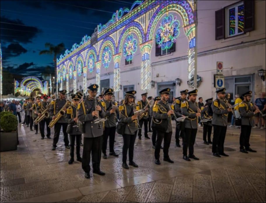 <div class="ql-editor"><div>Video della registrazione dell’esecuzione del brano “Dies Irae”, tratto dalla <em>Messa da Requiem</em> di Giuseppe Verdi, eseguito dal Concerto Bandistico Città di Bisceglie nel 2024, con la direzione del maestro M. Grillo.</div><div><br></div><div>Volume <em>La Banda e la Memoria – Storia e Maestri dell’antica istituzione musicale di Bisceglie</em>, pubblicato nel 2003 da Luca De Ceglia. L’opera aggiorna, a distanza di quattordici anni, il precedente volume del 1989 dedicato alla storia della banda musicale di Bisceglie, ricostruendone le vicende storiche e l’attività dei suoi maestri. Il volume documenta la lunga tradizione del Concerto Bandistico “Biagio Abbate” di Bisceglie ...