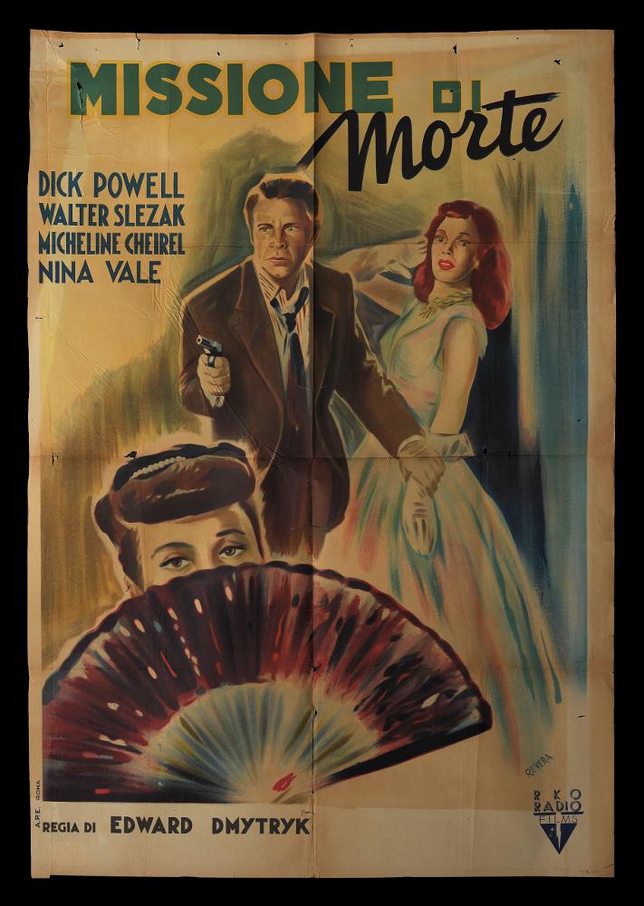 L'immagine riproduce uno dei manifesti conservati presso la Mediateca Regionale Pugliese (vedi Note). Si tratta di uno dei manifesti del film “Missione di morte” del 1945 per la regia di Edward Dmytryk. La firma che si legge in basso a destra è dell’illustratore Revera, autore di cui non si hanno notizie in letteratura. L’artista rende con pennellate a colori una scena del film in bianco e nero. Al centro a figura intera, il protagonista interpretato da Dick Powell con una mano punta una pistola, ma non si vede a chi, con l’altra mano stringe il polso della bellissima Micheline Cheirel, in basso si intravedono gli occhi dell’altra protagonista femminile Nina Vale, coperto da un grande ventaglio aperto. Colpisce l’uso di colori dalle tonalità spente e la predilezione per...