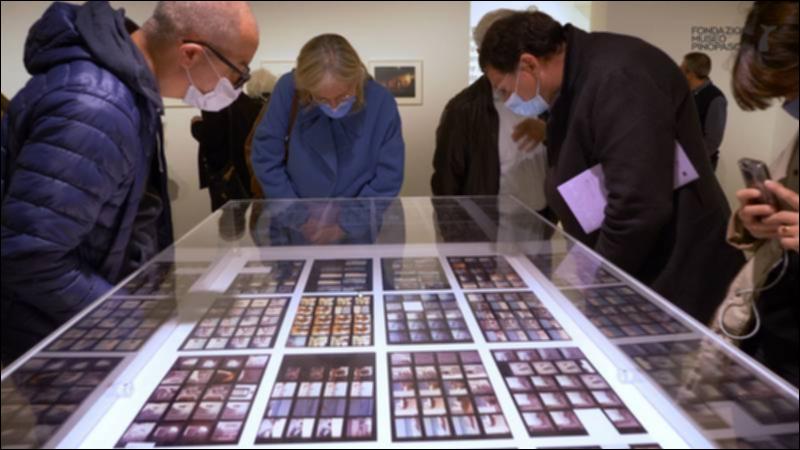 Per la celebrazione del trentennale della scomparsa del fotografo italiano LUIGI GHIRRI, la Fondazione Museo Pino Pascali ha allestito presso la sua struttura una mostra unica. La famiglia Ghirri, attraverso Adele e Ilaria Ghirri, ha ricostruito il viaggio per immagini del fotografo emiliano che tanto amava la Puglia e che più volte vi fece ritorno insieme ad amici a lui carissimi come Lucio Dalla, lo scrittore Gianni Celati e l’intellettuale e fotografo pugliese Gianni Leone. Un corpus fotografico di negativi e foto originali dal 1982 che mette in luce la quotidianità: vicoli animati da bambini e famiglie, feste popolari, fuochi d’artificio e pillole di vita. 