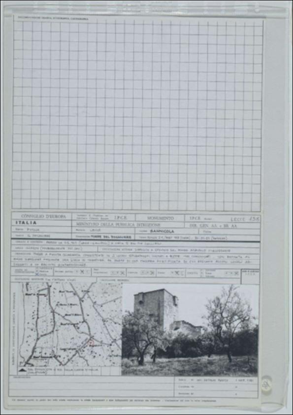 La scheda in oggetto è parte del volume “Censimento delle opere fortificate in Puglia”, risultato dell'attività promossa dalla Regione Puglia tra il 1981 e il 1982, per individuare e descrivere le principali costruzioni in muratura presenti nel territorio. Composta da due fogli sciolti, è redatta dall'Ing. Antonio Panico nel settembre 1981. Torre del doganiere è situata a Sannicola in provincia di Lecce in area rurale. La costruzione ha una datazione incerta e risale probabilmente al XVI secolo. La costruzione si presenta con una pianta a base quadrata su due livelli non comunicanti tra loro, impreziositi da volte a botte. Al livello superiore si accede tramite un’imponente scala esterna a sviluppo lineare. Il prospetto con muratura faccia a vista è dotato superiormente...