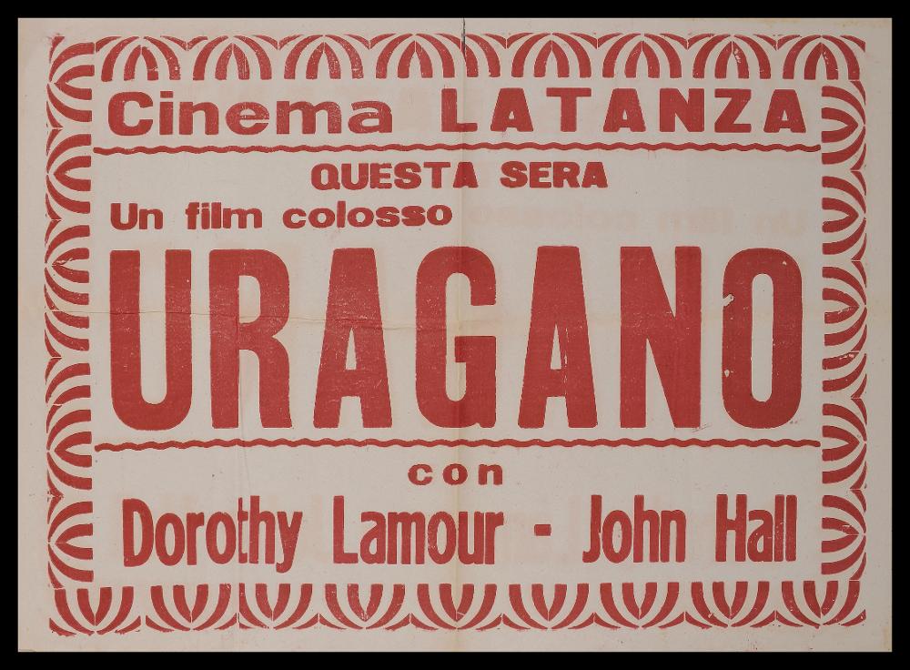 L'immagine riproduce una delle locandine conservate presso la Mediateca Regionale Pugliese (vedi Note). Si tratta di un manifesto informativo correlato alla locandina dell film "Uragano", qui visibile in collezione, a firma di Gargiulo (Gargiulo Sergio), che probabilmente faceva parte della fotobusta dedicata. Come si può notare, sono riportate le informazioni della proiezione del film al Cinema Latanza, storico cinema ad Acquaviva delle Fonti, non più esistente che portava il nome del proprietario. Bellissime le greche ornamentali a contorno delle scritte....