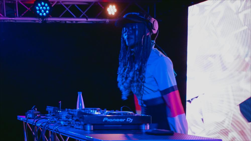 <div class="ql-align-justify">Lo scatto è tratto dal Dj Set Live di Catherine Atim, in arte <strong>Catu Diosis</strong>, poliedrico talento originario dell'Uganda. L’evento è stato organizzato nella serata del 16 novembre 2025 presso l’Officina degli Esordi, in occasione del BIG - Bari International Gender Festival.</div><div class="ql-align-justify">Con il suo temperamento libero ed energico, si è ritagliata il suo spazio come produttrice musicale, DJ, ballerina e rapper, guadagnandosi il titolo di “Diva africana”. Il suo sound unico mescola elementi afrocentrici e musica proveniente da ogni parte del globo, creando brani godibili e ballabili. Parte del famoso collettivo ugandese Nyege Nyege, Catu Diosis è diventata un'artis...