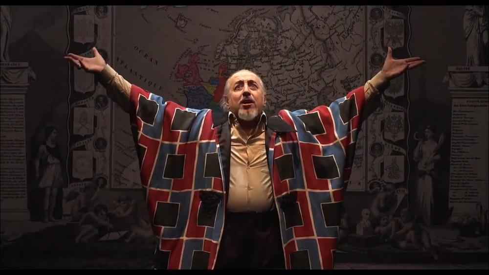 Massimo Verdastro interpreta "Eros e Priapo" attraverso le pagine fiammeggianti e ricche di innovazioni linguistiche di Carlo Emilio Gadda in una sua nuova versione teatrale, dove analizza i misteri del consenso e del dissenso al fascismo attraverso i deliri di un uomo che con un testo carico di cupa sensualità e doloroso sarcasmo mette in luce la sua rabbia. L’ambiente è quello della Roma imperiale, fatta di marmi e violente visioni, ma il tutto calato nei tempi del Fascismo e intorno alla figura del Duce. Questo spettacolo fa parte della rassegna “Teatro Studio 2021” ed in programmazione dal 1 al 5 dicembre 2021....