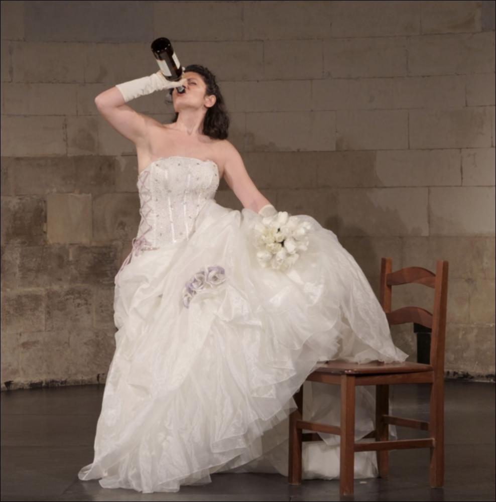 Lo scatto fotografico immortala l’attrice Elisabetta Aloia in una scena di grande enfasi melodrammatica durante la rappresentazione di “Fissazioni sentimentali”, spettacolo dedicato al teatro di Aldo Nicolaj, con la regia di Paolo Panaro, in scena tra 14 ottobre e 1° novembre 2020 presso l’Auditorium Vallisa di Bari.
Con il suo umorismo, Aldo Nicolaj ha fatto riflettere sui cambiamenti sociali che hanno segnato la più recente storia di Italia, rimarcando l’eternità delle debolezze dell’uomo contemporaneo. Dietro la sua opera si cela una lunga e nobile tradizione, quella del teatro che passa attraverso il cafe-chantant, il cabaret colto degli anni ’20 e ’30, la rivista da camera del secondo dopoguerra, che trova i suoi massimi esponenti nell’esperienza della compagnia de...