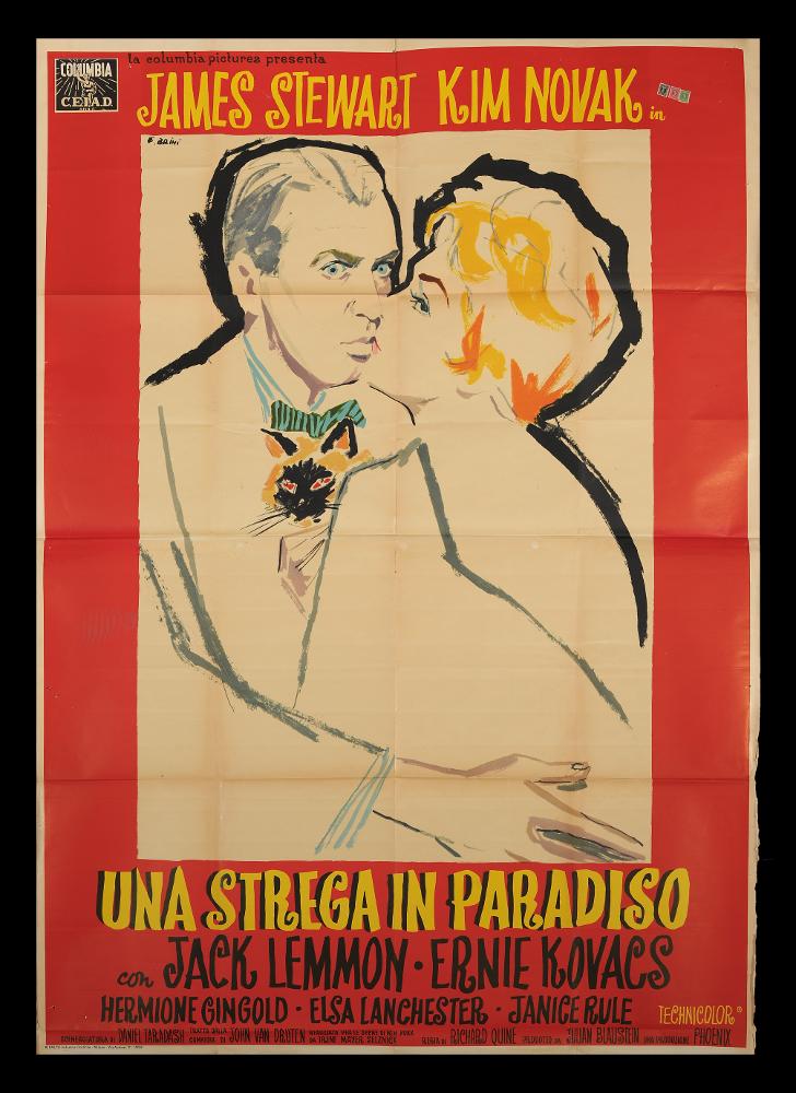 L'immagine riproduce uno dei manifesti conservati presso la Mediateca Regionale Pugliese (vedi Note). Si tratta del manifesto del film americano "Una strega in Paradiso", la cui illustrazione è a firma di Ercole Brini. È una composizione pittorica delicata ed evocativa, caratteristica che contraddistingue tutte le sue opere; Brini infatti prediligeva l'uso degli acquerelli, tecnica che gli permetteva di creare racconti in cui le figure si fondono al paesaggio, figure diverse si fondono una nell'altra, in atmosfere impalpabili e ricche di fascino. Anche se con pochi tratti e colori, Brini carica quest'opera di poesia: i ritratti di James Stewart e di Kim Novak sono appena delineati, eppure così identificativi e affascinanti. Il fondo bianco e la cornice rossa rendono tut...