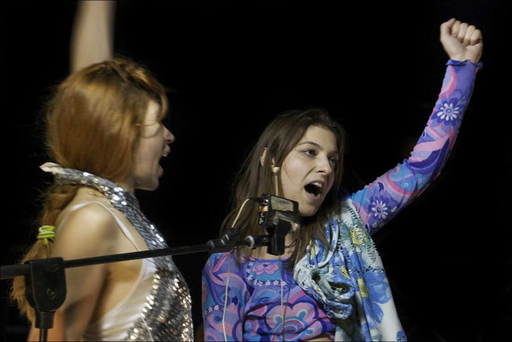 La fotografia in oggetto, ad opera di Alessandro Colazzo, immortala un momento dello spettacolo “La Parola Padre”, messo in scena dal Teatro Koreja di Lecce per la stagione 2015-2016. Lo spettacolo ideato nel 2012 è stato prodotto nell'ambito del Progetto Archeo.S., finanziato dal Programma di Cooperazione Transfrontaliero IPA Adriatico ed è stato insignito del Premio Best Actress Apollon 2012 XI International Theatre Festival Apollon di Fier, Albania e del Premio “Adelaide Ristori” (Mittelfest 2014) migliore attrice a tutte le interpreti. Le sei giovani attrici ed interpreti furono scelte durante i seminari tenuti da Koreja nell'Europa centro orientale e provengono da paesi diversi, per incontrarsi in uno dei tanti crocevia del presente. Al centro della pièce è il rapp...
