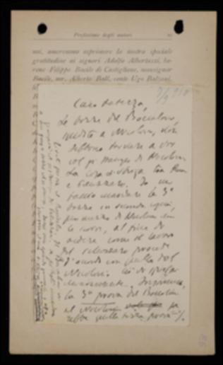 In risposta a Giovanni Laterza, nella cartolina Benedetto Croce spiega che, in base alle norme concordate, dovrebbe sempre essergli spedita una seconda copia delle terze bozze degli scrittori d'Italia; invece nel caso del volume di Traiano Boccalini la seconda copia delle terze bozze è stata spedita a Fausto Nicolini in via del tutto eccezionale, infatti il volume sarà licenziato dal curatore Giuseppe Rua e dal direttore Achille Pellizzari. Il filosofo prega a tal proposito l'editore di fargli avere le bozze licenziate da Pellizzari prima di tirare il volume, per poter controllare il lavoro di revisione; intanto lo esorta a far tirare il volume di Matteo Bandello.
