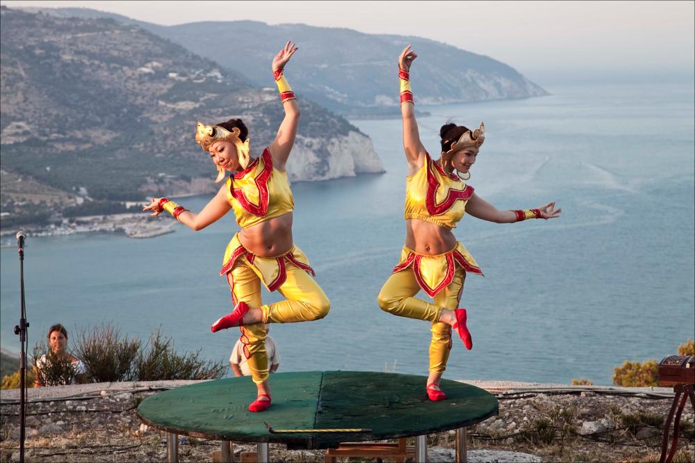 Il video è parte della collezione digitale “Puglia Green Hour” nata dall'omonimo progetto di Teatro Pubblico Pugliese. Fu organizzato su un calendario fitto e intenso di spettacoli programmati tra giugno e luglio 2012 all'interno dei Parchi Regionali della Puglia, per parlare di arte, musica, teatro e filosofia ispirati dalle bellezze primordiali del paesaggio pugliese in aree territoriali spesso dimenticate o poco valorizzate. Il video riprende alcuni momenti di backstage e della performance musicale tenuto dalle “Hulan”, gruppo al femminile proveniente dalla Mongolia, formato da 8 artiste tra musiciste, contorsioniste, una cantante e una ballerina. La performance di Hulan si è svolta nell'Area archeologica di Monte Saraceno, sulla straordinaria scenografia naturale ch...