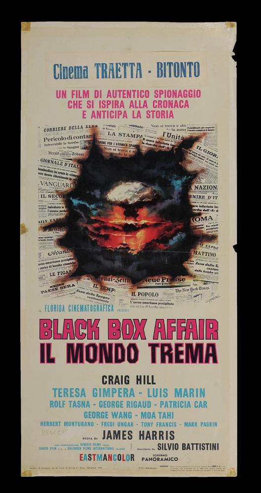 L'immagine riproduce uno dei manifesti conservati presso la Mediateca Regionale Pugliese (vedi Note). Si tratta della locandina del film "Black box affair: Il mondo trema", film italo spagnolo del 1966, la cui illustrazione è a firma di Simeoni. Noto spesso per essere uno dei pittori di cinema più prolifici, Sandro Simeoni (noto anche come Symeoni) si distinse per una grande pittoricità, un gusto originale basato sulla bellezza formale e realtà figurativa e più tardi per composizioni moderne basate su ritmi spezzati e drammatici. Anche qui, l'artista crea una composizione dinamica, in cui riesce a rendere - senza l'utilizzo di personaggi - il fragore di uno scoppio potentissimo, che sembra bucare lo spazio e rende l'azione e la drammaticità di tutto il film. Intorno gli...