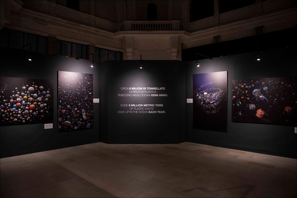 Nella foto lo spazio espositivo del Teatro Margherita di Bari allestito in occasione della mostra PLANET OR PLASTIC? con 71 scatti fotografici di forte impatto, amara testimonianza dei danni ambientali provocati dall’eccessivo uso della plastica nel mondo. La mostra fotografica, pensata per adulti e ragazzi, ha presentato contenuti e un percorso espositivo che hanno permesso un’esperienza immersiva nei temi presentati....