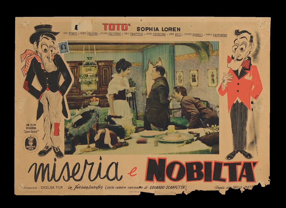 L'immagine riproduce uno dei manifesti conservati presso la Mediateca Regionale Pugliese (vedi Note). Si tratta di uno dei soggetti della fotobusta del celebre film "Miseria e Nobiltà", con Totò e Sophia Loren, di cui si conserva il manifesto a firma di Mario Piovano. La fotobusta in oggetto, anche se senza firma, si contraddistingue per le belle illustrazioni con le caricature di Totò, molto rappresentative ed espressive, in quanto rappresentano proprio la miseria e la nobiltà, su cui si basa tutta la commedia. Al centro, come di consueto, una fotografia tratta dal film, tutto incentrato sul gioco degli equivoci e il tema della fame secolare. Bello e comunicativo anche il titolo, vivacizzato da due diversi tipi di font....
