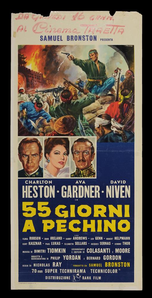 L'immagine riproduce uno dei manifesti conservati presso la Mediateca Regionale Pugliese (vedi Note). Si tratta di una delle versioni grafiche della locandina del film americano "55 giorni a Pechino", a firma di Renato Casaro. Autodidatta, tra i maggiori rappresentanti della grafica e del manifesto del secondo dopoguerra, Casaro sviluppa una grande tecnica e raffinatezza formale sugli esempi più prestigiosi di altri pittori di cinema, primo tra tutti Cesselon, alla quale mescola linguaggi compositivi più innovativi (fotografico e grafico) anche usando tecniche e strumenti diversi, come l'aerografo. Per questo film d'avventura, Casaro realizza una composizione di grande impatto visivo e scenografico, formato da più punti di osservazione: la grande scena corale di battagl...