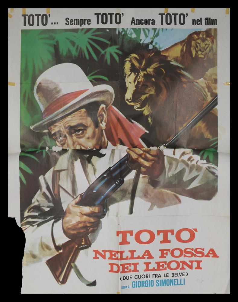 L'immagine riproduce uno dei manifesti conservati presso la Mediateca Regionale Pugliese (vedi Note). Si tratta del manifesto del film italiano "Due Cuori fra le belve, conosciuto anche con il titolo "Totò nella fossa dei leoni". L'opera è priva di firma e purtroppo si presenta danneggiata al centro. Mostra caratteristiche di una pittura di cinema piuttosto tradizionale. La pittura ha campiture di colore netto e a contrasti, per un effetto dinamico e illustrativo. Tutta la scena e i dati sul manifesto relativi al film sono incentrati sulla figura di Totò, arricchita dai due leoni, attore amato e un richiamo di successo per il pubblico....