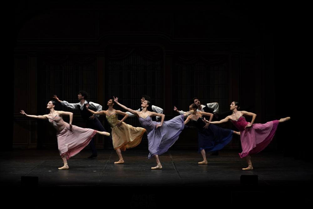 <div>Lo scatto cattura un momento dello spettacolo di danza <em>Il lago dei cigni</em>, per la regia e coreografia di Luigi Martelletta, andato in scena il 23 marzo 2024 al Teatro Sebastiano Arturo Luciani di Acquaviva delle Fonti.</div><div>Il balletto nasce da un’idea di Martelletta, già primo ballerino del Teatro dell’Opera di Roma, che nel corso della sua carriera ha approfondito questo capolavoro del repertorio classico nei principali teatri italiani ed europei. Da questa lunga esperienza prende forma una rilettura personale che, pur restando saldamente ancorata alla tradizione accademica, sceglie di indagarne aspetti drammaturgici spesso lasciati in ombra.</div><div>In questa versione, la narrazione classica viene rielaborata attraverso un linguag...